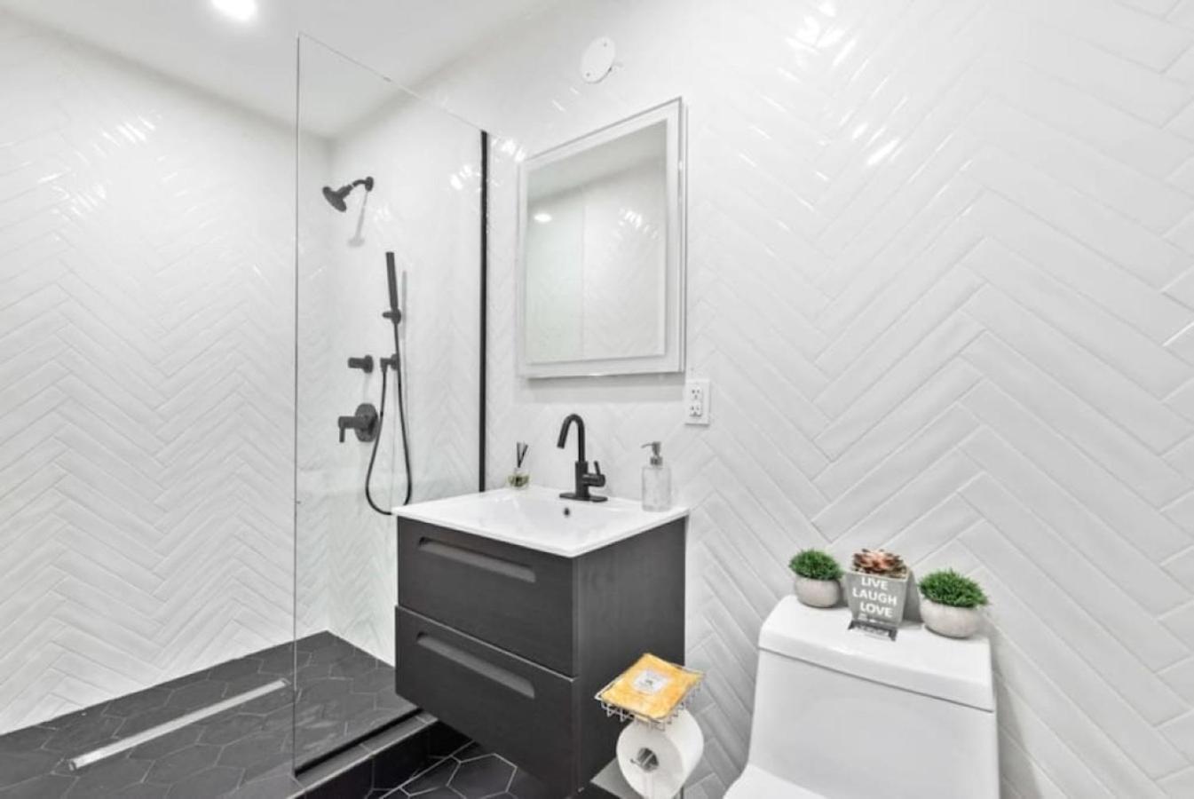 Luxe Studio With Charming Juliet Balcony Apartment New York Exterior foto