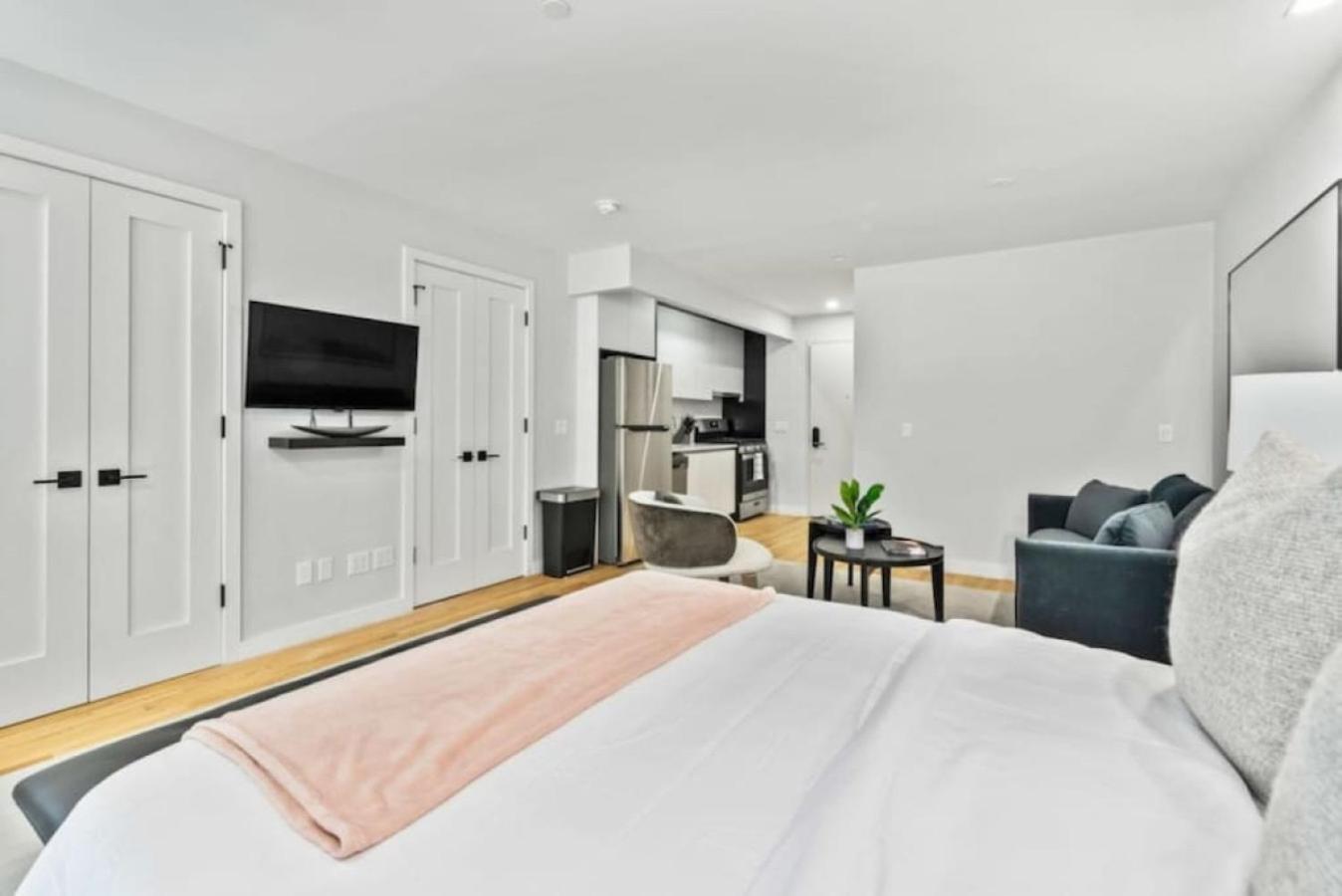 Luxe Studio With Charming Juliet Balcony Apartment New York Exterior foto
