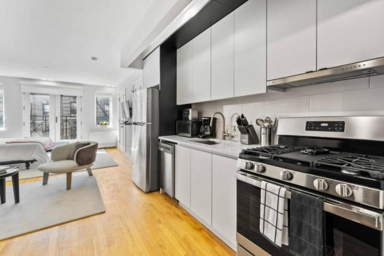 Luxe Studio With Charming Juliet Balcony Apartment New York Exterior foto