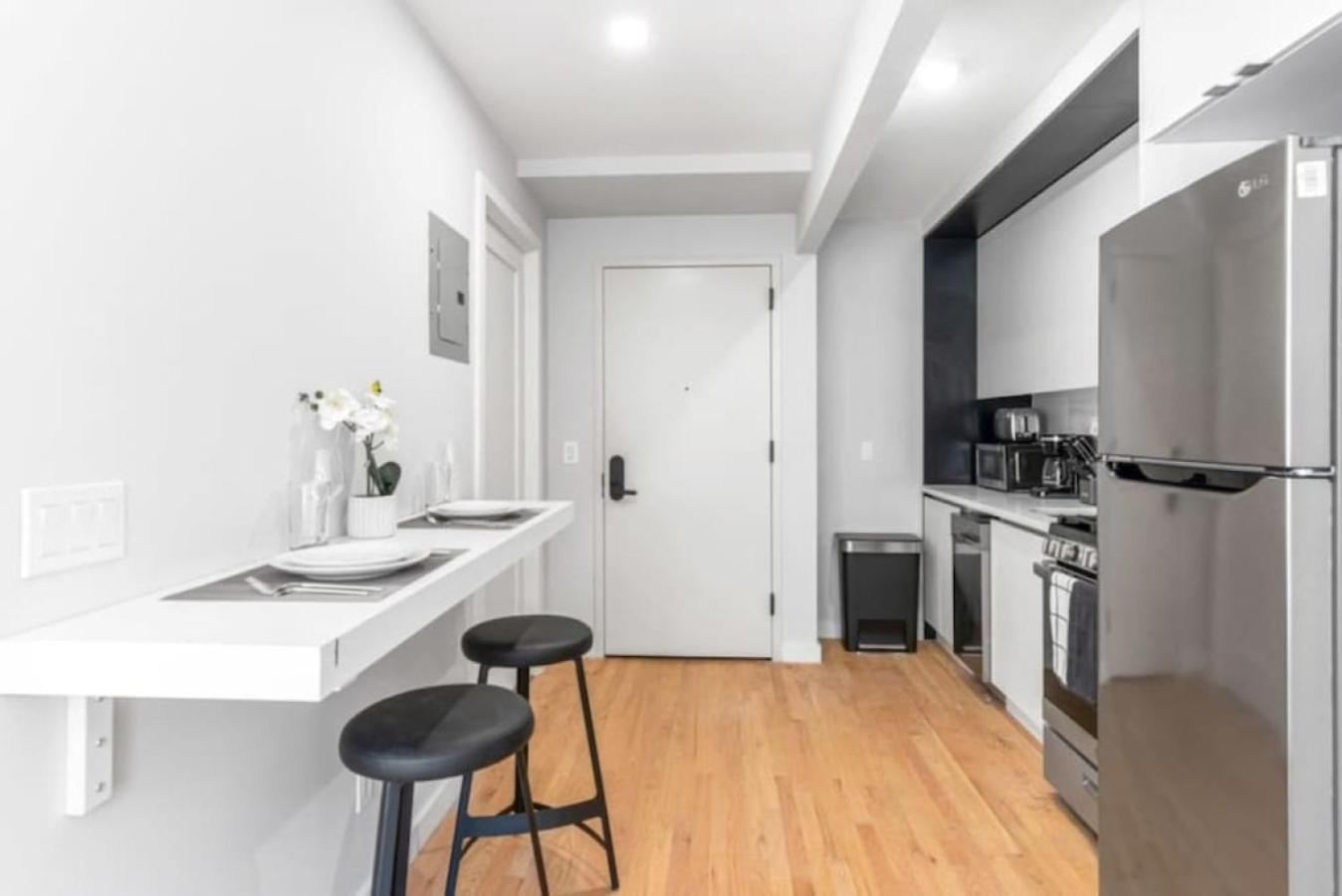 Luxe Studio With Charming Juliet Balcony Apartment New York Exterior foto