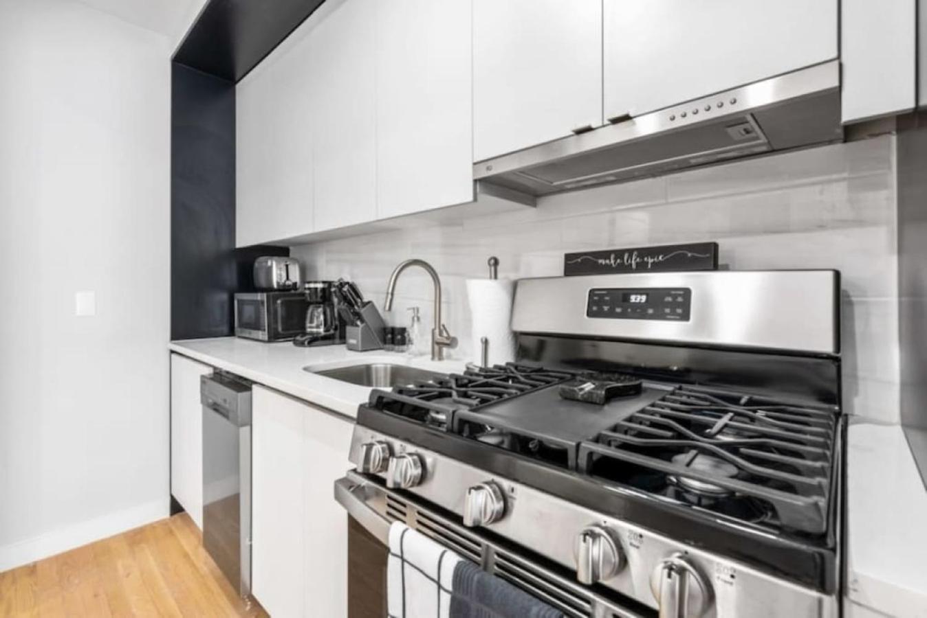 Luxe Studio With Charming Juliet Balcony Apartment New York Exterior foto
