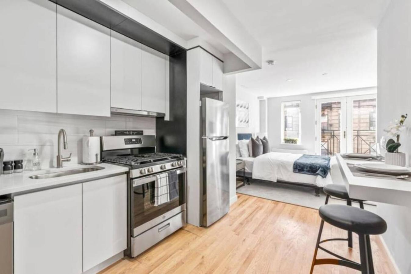 Luxe Studio With Charming Juliet Balcony Apartment New York Exterior foto